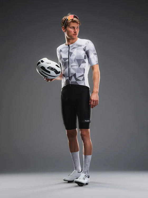 Mens-Tempo-Bib-Shorts_0142_Black_7_v1-10234516_6533b4df-bc99-4e50-89c4-371bca0af5ad.webp